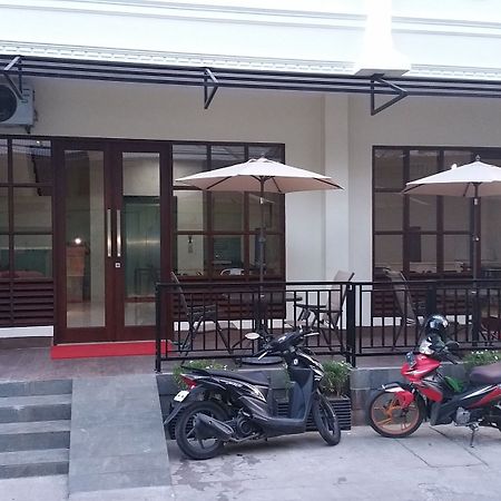 Legenda Beril Hostel Makassar Exterior photo