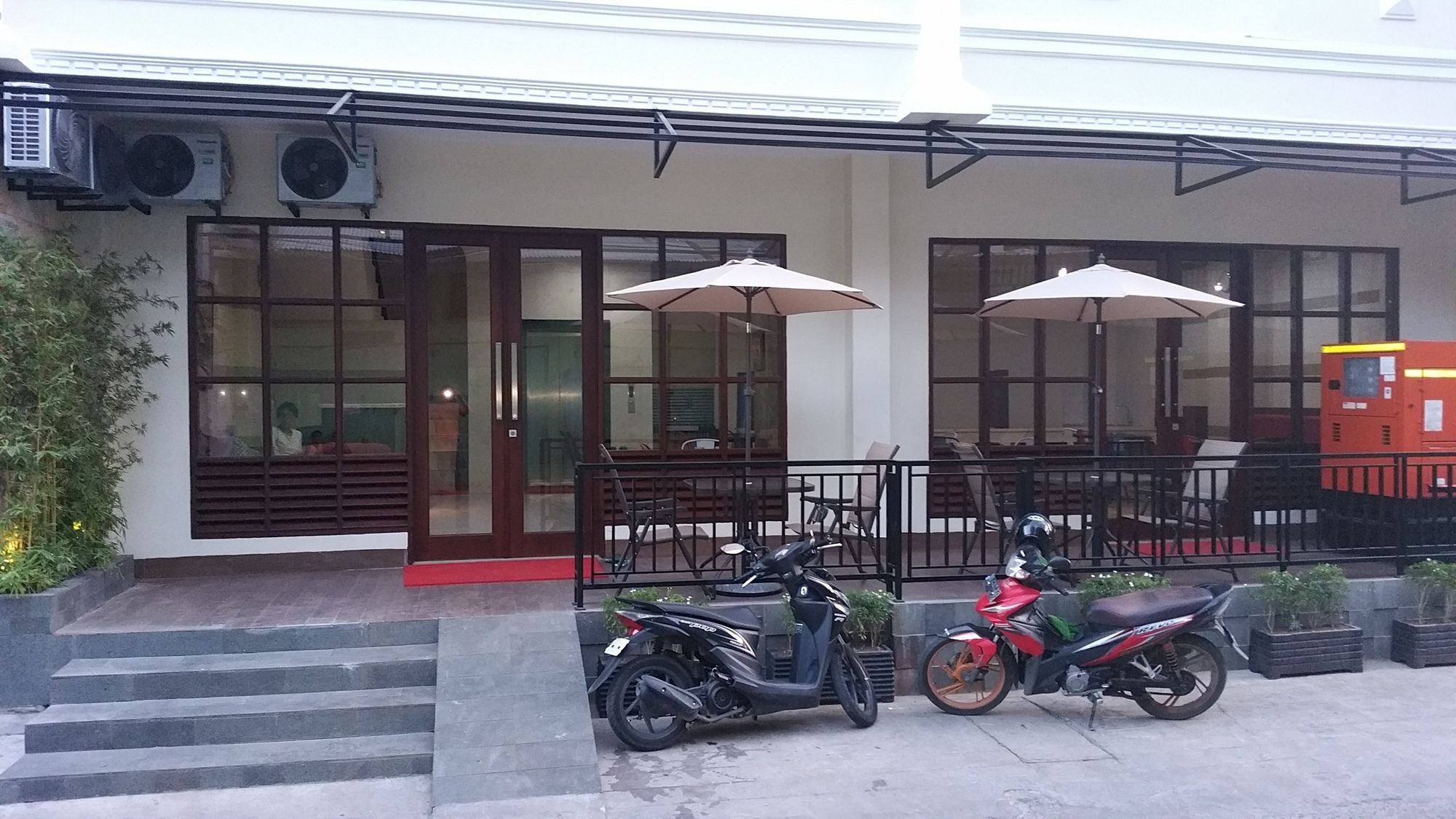 Legenda Beril Hostel Makassar Exterior photo